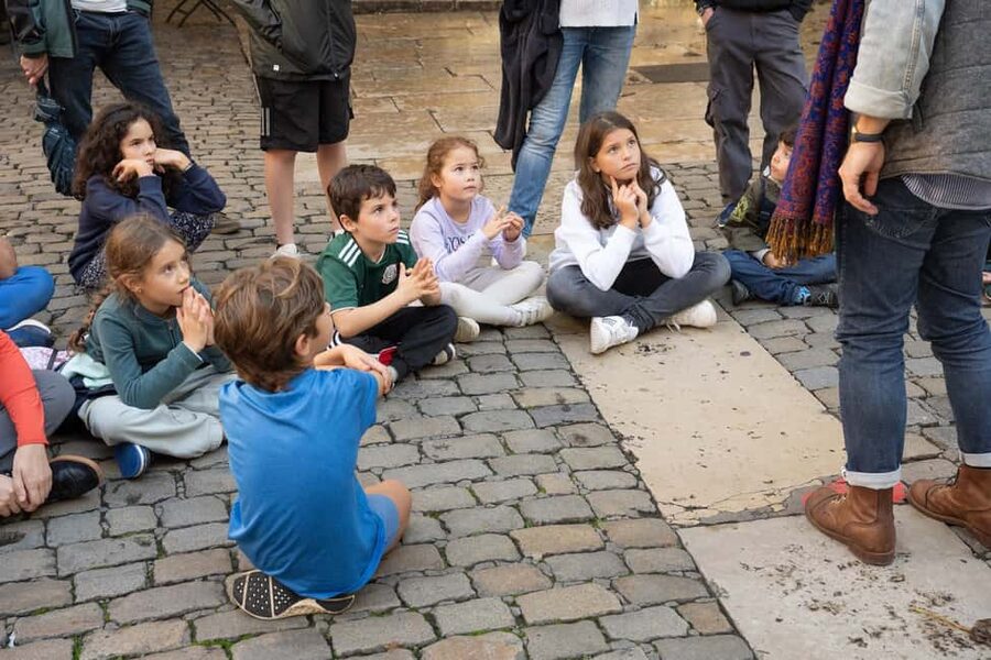 Storytelling tour of the Vieux-Lyon for children in French - Meeting real Lyon figures inside a fictional adventure