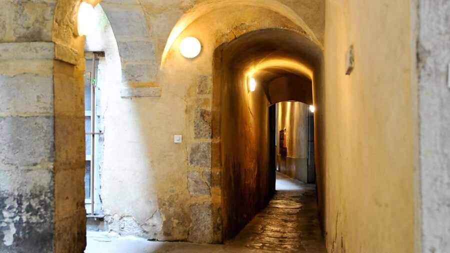 Storytelling tour of the Vieux-Lyon for children in French - The right age, and where the edges are