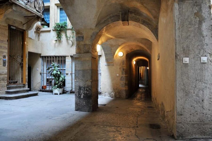 Storytelling tour of the Vieux-Lyon in French - Entering Renaissance Lyon through Catherine’s story