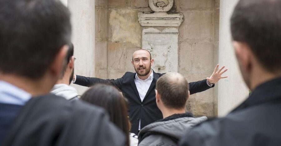 Storytelling tour of the Vieux-Lyon in French - Walking the traboules of Vieux-Lyon
