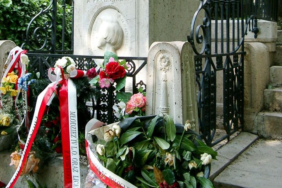 The Père Lachaise Cemetery: Guided 2-Hour Small-Group Tour - Walking demands and practical comfort
