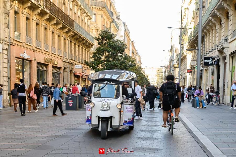 Toulouse: Electric Tuk-Tuk Tour with Photo Stops and Audio - Key points at a glance