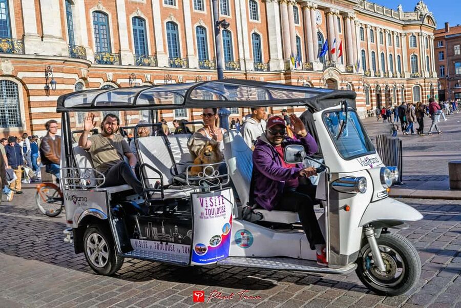 Toulouse: Electric Tuk-Tuk Tour with Photo Stops and Audio - The Capitole and the heart of the city