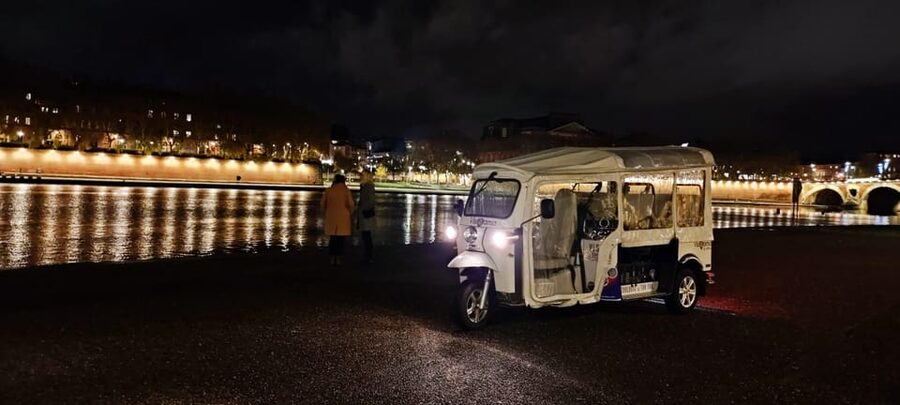 Toulouse: Electric Tuk-Tuk Tour with Photo Stops and Audio - What the guide and audio add