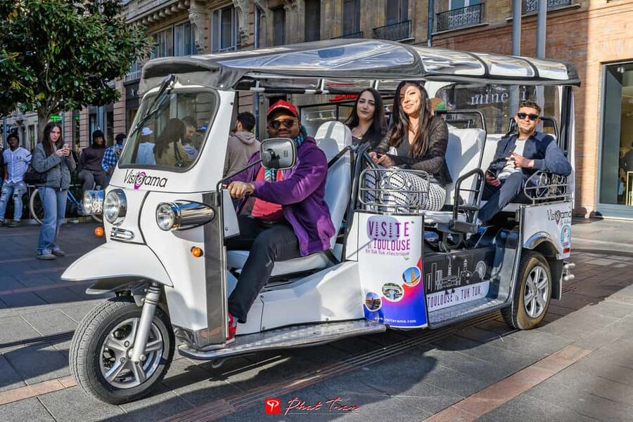 Toulouse: Electric Tuk-Tuk Tour with Photo Stops and Audio - Starting across from the Toulouse Tourist Office