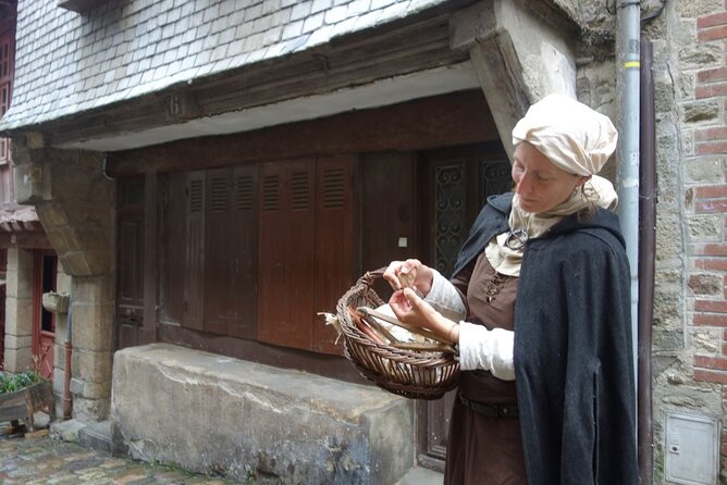 Unusual guided tour of Dinan immersed in the Middle Ages - Group Size, Meeting Point, and Practical Planning