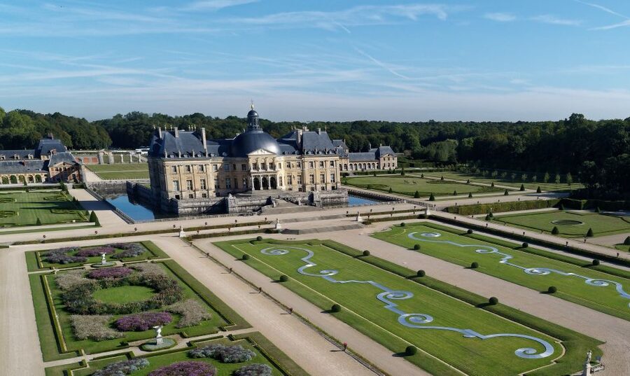 Vaux le Vicomte Chateau Entry Ticket and Chateaubus Transfer - Riding the Chateaubus to the estate