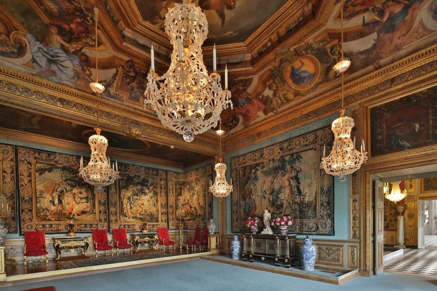 Vaux le Vicomte Chateau Entry Ticket and Chateaubus Transfer - Touring the château with the 3D audio guide