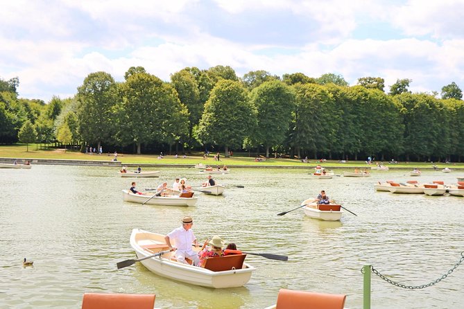 Versailles Palace & Marie-Antoinette's Estate Guided Tour - Taking lunch near the Grand Canal