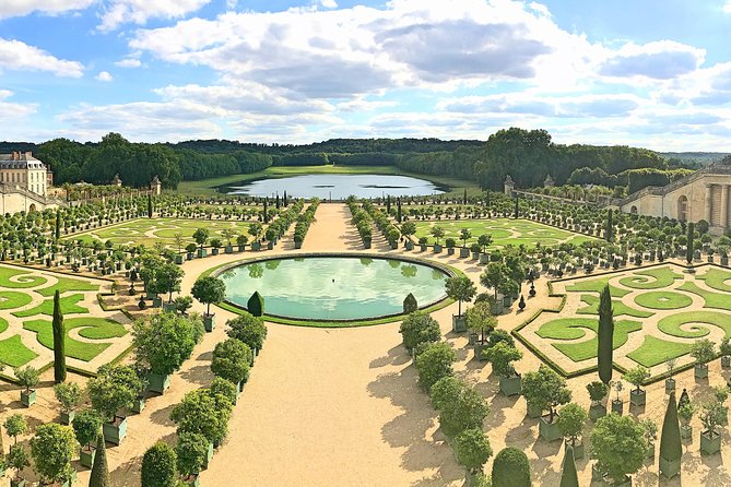 Versailles Palace & Marie-Antoinette's Estate Guided Tour - What makes the guides important