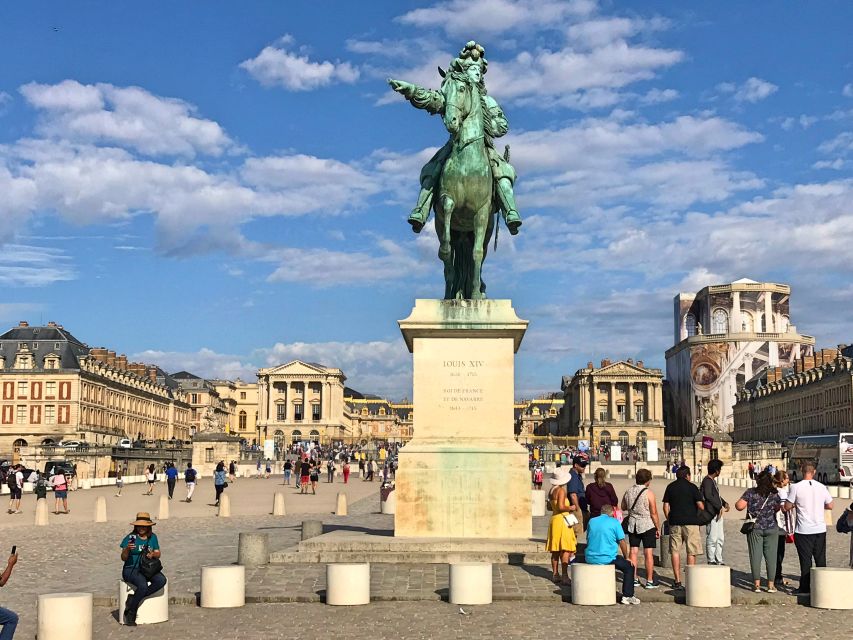 Versailles: Skip-the-Line Guided Palace Tour and Full Access - Entering the palace through a separate entrance