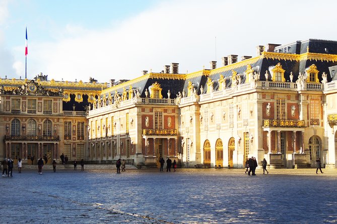 Versailles Small Group Guided Tour with Tranportation from Paris - One hour in the formal gardens
