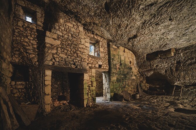 Visit of the Troglodytic Village of Madeleine - The free app and guided option