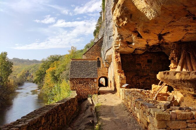 Visit of the Troglodytic Village of Madeleine - The medieval village carved into the rock
